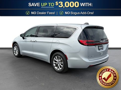 Used 2024 Chrysler Pacifica Touring-L image 4