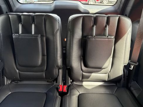 Used 2017 Ford Explorer XLT w/ Equipment Group 202A AWD/4WD image 31