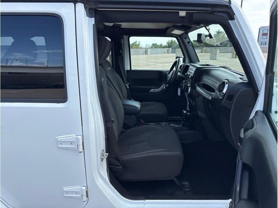 Used 2017 Jeep Wrangler Unlimited Sahara w/ Connectivity Group AWD/4WD image 10