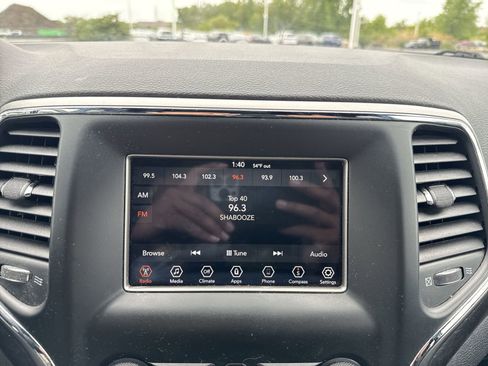 Used 2018 Jeep Grand Cherokee Laredo AWD/4WD image 17