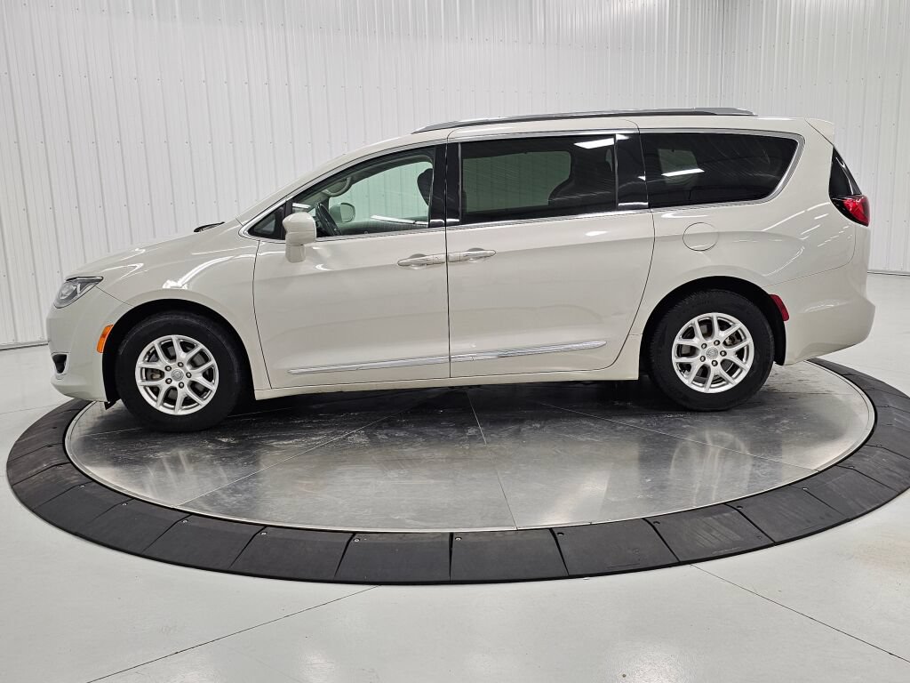 Used 2020 Chrysler Pacifica Touring-L FWD image 2