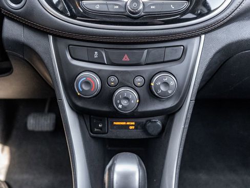 Used 2019 Chevrolet Trax LT w/ LT Convenience Package FWD image 25