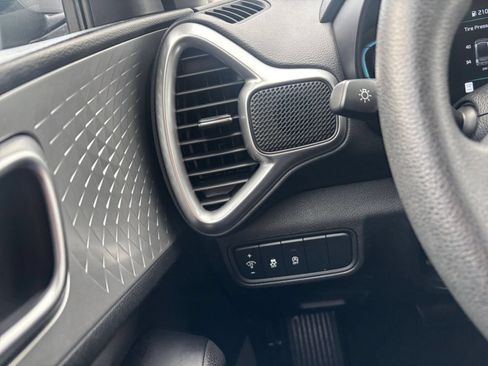 Used 2025 Kia Soul LX w/ LX Technology Package FWD image 32