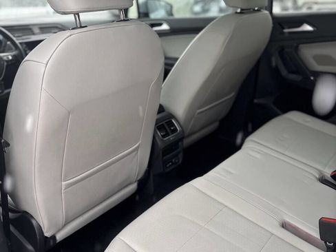 Used 2018 Volkswagen Tiguan SE w/ Panoramic Sunroof Package image 16