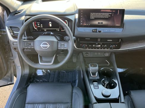 Used 2025 Nissan Rogue Platinum w/ Tech Package image 12