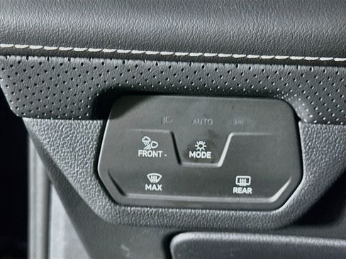 Used 2025 Volkswagen Atlas SE AWD/4WD image 17