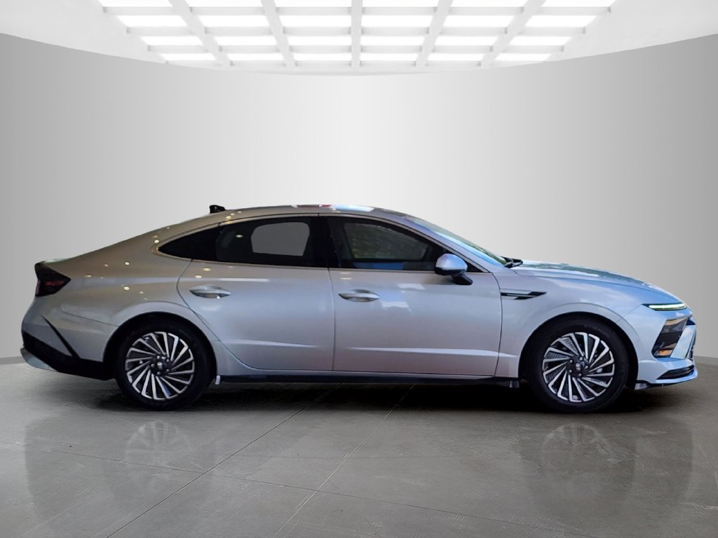 Used 2025 Hyundai Sonata Limited FWD image 3
