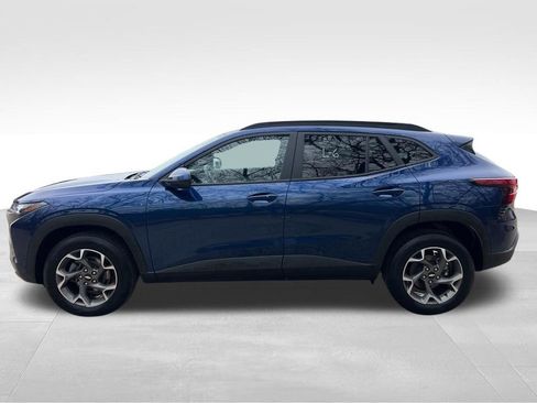 Used 2024 Chevrolet Trax LT w/ Driver Confidence Package image 8