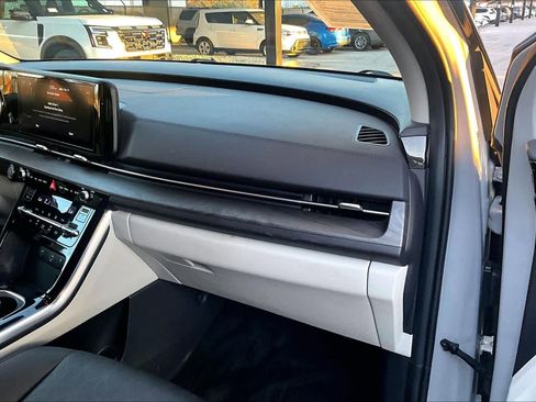 Used 2024 Kia Carnival EX image 18