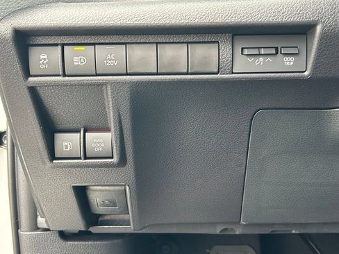 Used 2026 Toyota Sienna XLE FWD image 15