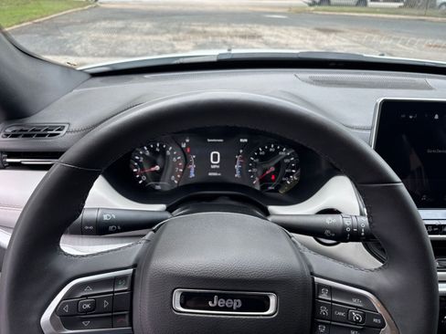 Used 2025 Jeep Compass Limited image 29