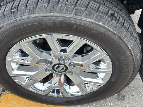 Used 2020 Nissan Titan SL w/ Moonroof Package image 12