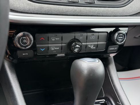 Used 2024 Jeep Compass Latitude AWD/4WD image 19