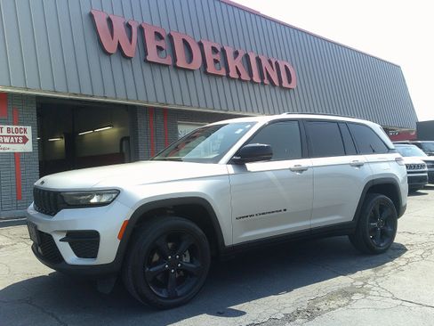 Used 2023 Jeep Grand Cherokee Altitude AWD/4WD image 2