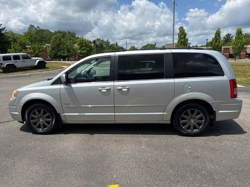 Used 2009 Chrysler Town & Country Touring FWD image 4