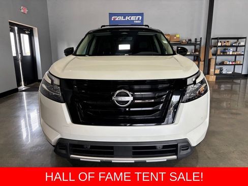 Used 2023 Nissan Pathfinder SL w/ Black Appearance Package AWD/4WD image 3
