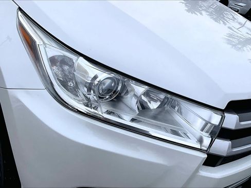 Used 2018 Toyota Highlander LE w/ Carpet Mat Package (TMS) image 49