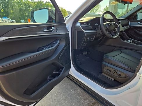 Used 2025 Jeep Grand Cherokee L Limited w/ Luxury Tech Group II AWD/4WD image 30
