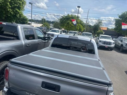 Used 2022 Toyota Tacoma TRD Off-Road AWD/4WD image 4