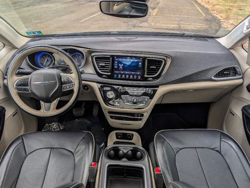 Used 2018 Chrysler Pacifica Limited w/ Advanced Safetytec Group FWD image 25
