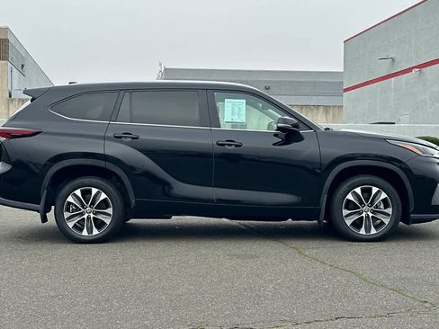 Used 2024 Toyota Highlander XLE image 6