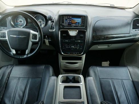 Used 2014 Chrysler Town & Country Touring FWD image 32