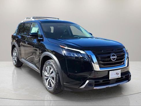 Certified 2025 Nissan Pathfinder SL image 1