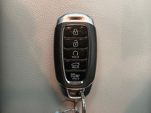 Used 2021 Hyundai Elantra Limited image 10