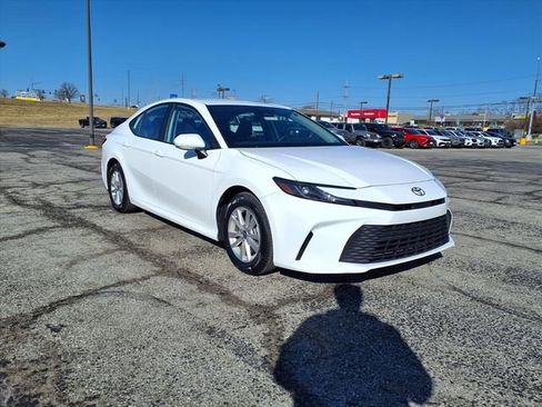 Used 2025 Toyota Camry LE image 9