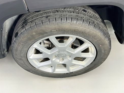 Used 2023 Jeep Renegade Latitude AWD/4WD image 29