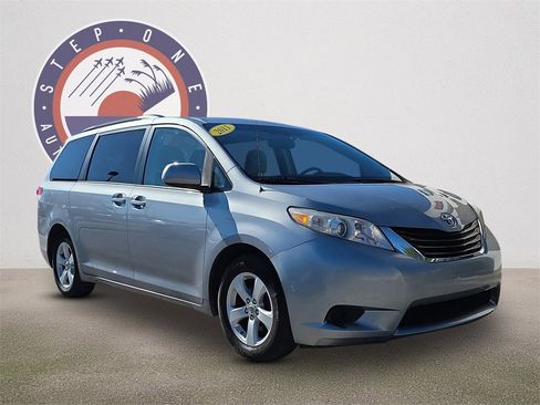 Used 2011 Toyota Sienna LE image 2