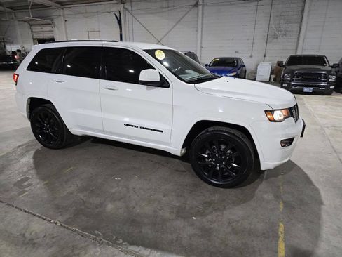 Used 2018 Jeep Grand Cherokee Altitude image 19