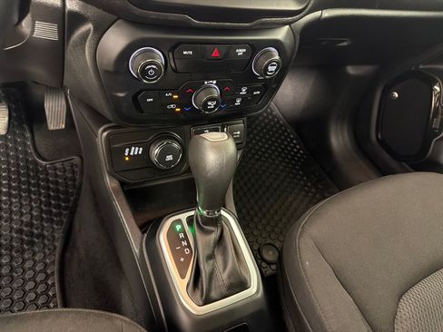Used 2018 Jeep Renegade Altitude w/ UConnect 8.4 Nav Group AWD/4WD image 17