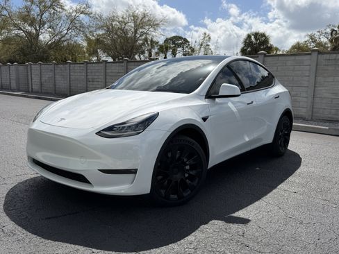 Used 2022 Tesla Model Y Long Range image 1