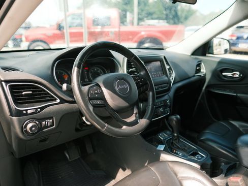Used 2019 Jeep Cherokee Latitude Plus FWD image 9