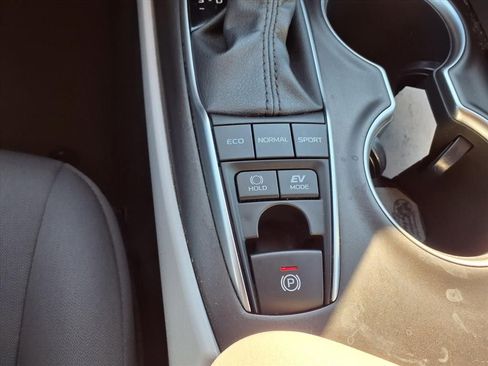 Certified 2021 Toyota Camry LE image 6