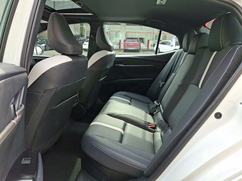 Used 2025 Toyota Camry SE w/ Convenience Package image 10