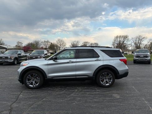 Used 2023 Ford Explorer XLT w/ Equipment Group 202A AWD/4WD image 2