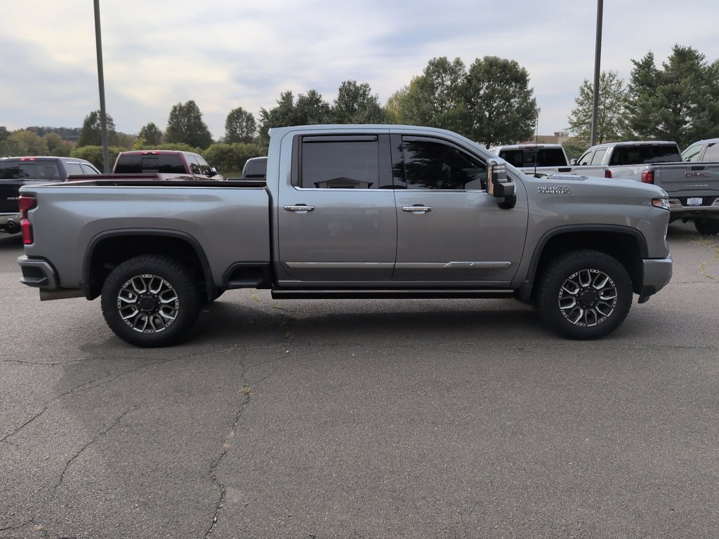 Used 2024 Chevrolet Silverado 2500 High Country w/ High Country Premium Package AWD/4WD image 8