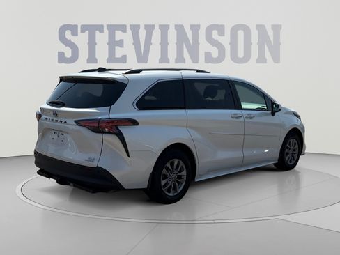 Used 2022 Toyota Sienna XLE FWD image 5