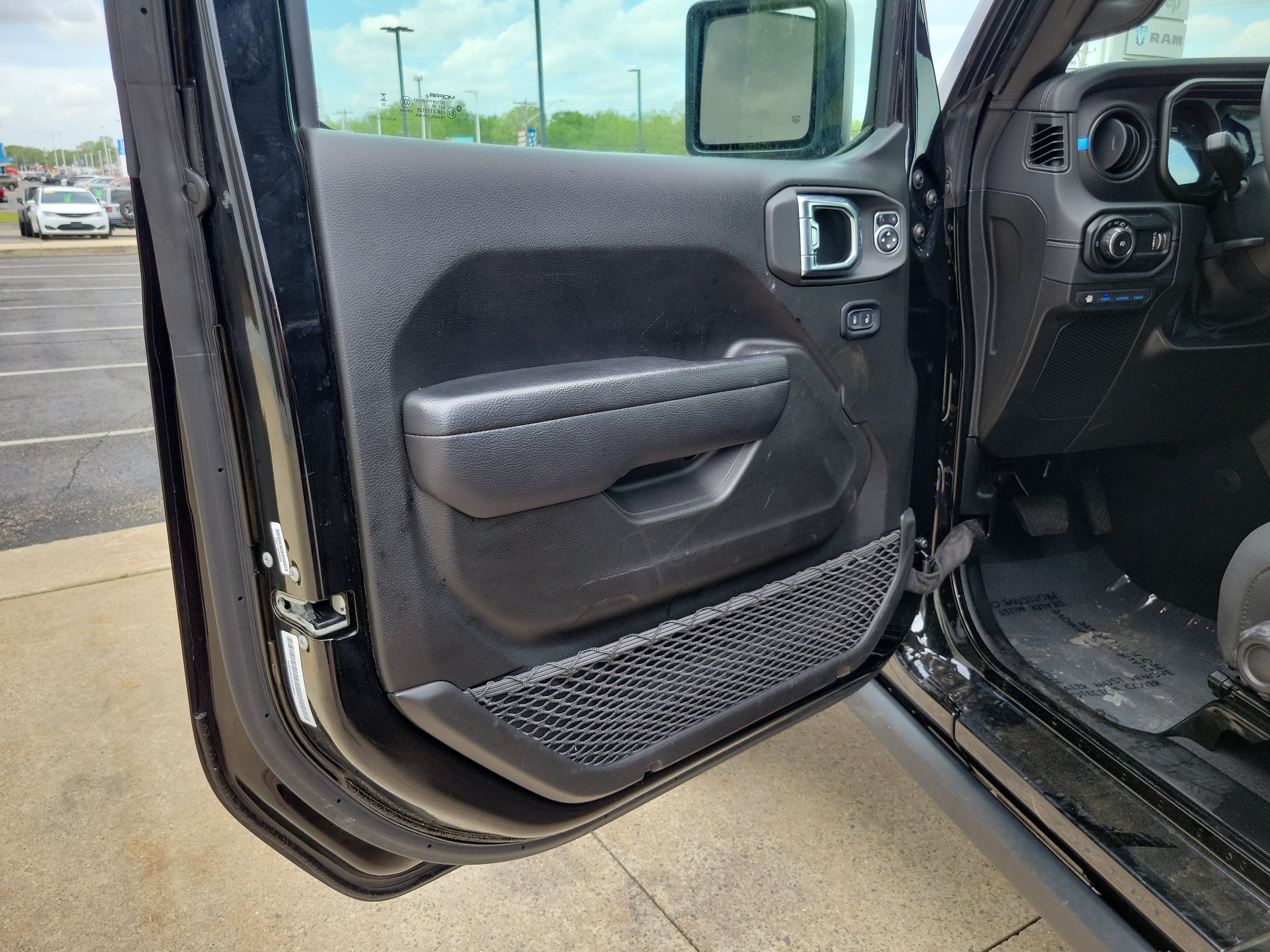 Used 2025 Jeep Wrangler Unlimited Rubicon 4xe w/ Convenience Group AWD/4WD image 9