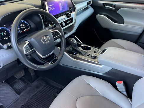 Certified 2024 Toyota Highlander Platinum AWD/4WD image 11