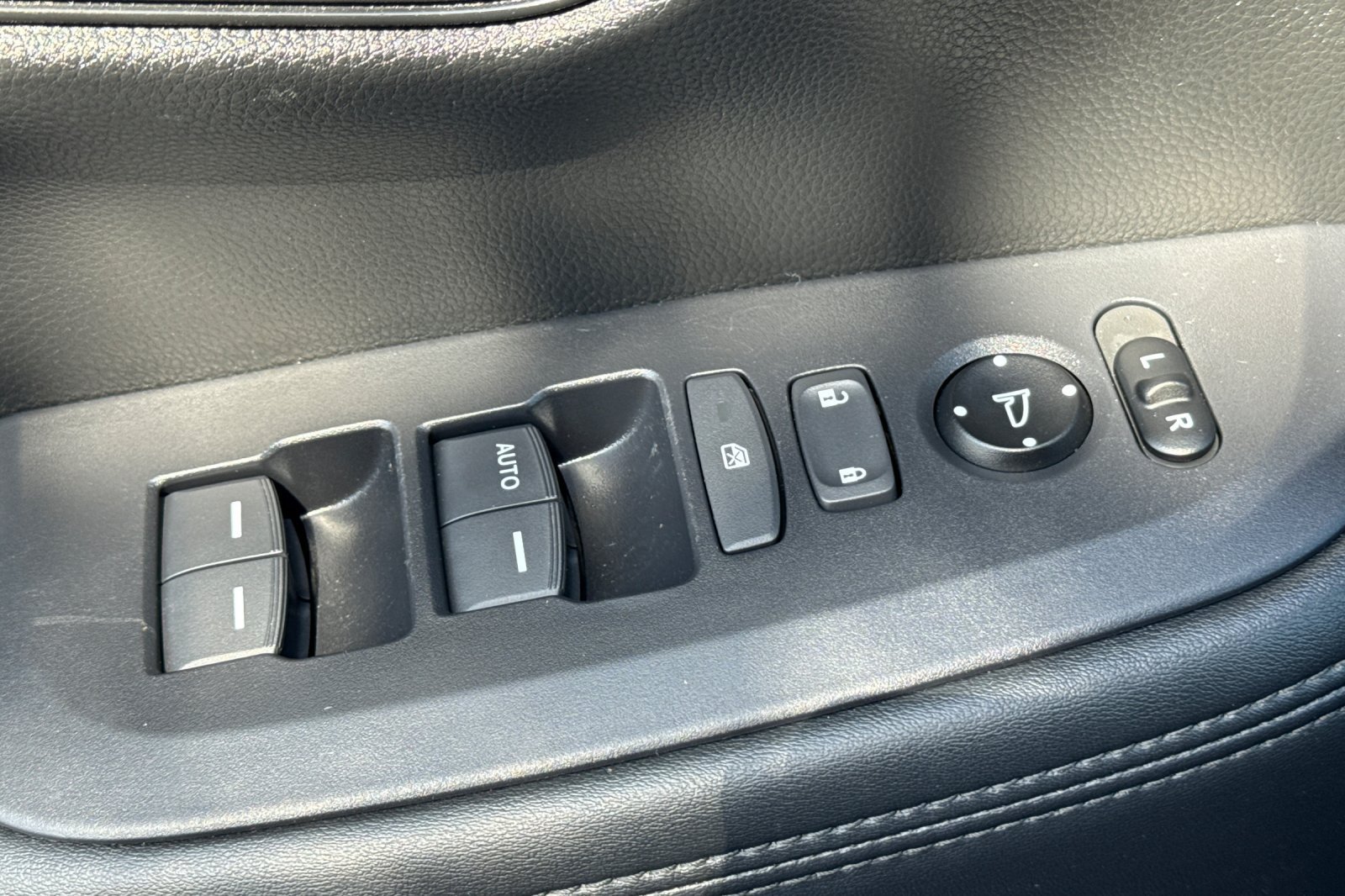 Used 2025 Honda HR-V LX image 12