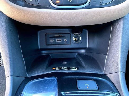 Used 2023 Chevrolet Equinox Premier image 16