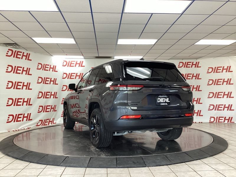 Used 2025 Jeep Grand Cherokee Altitude AWD/4WD image 5