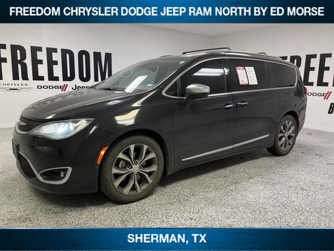 Used 2018 Chrysler Pacifica Limited w/ Tire & Wheel Group image 1