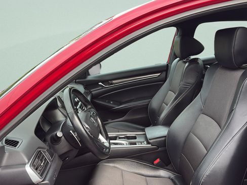 Used 2018 Honda Accord Sport image 9
