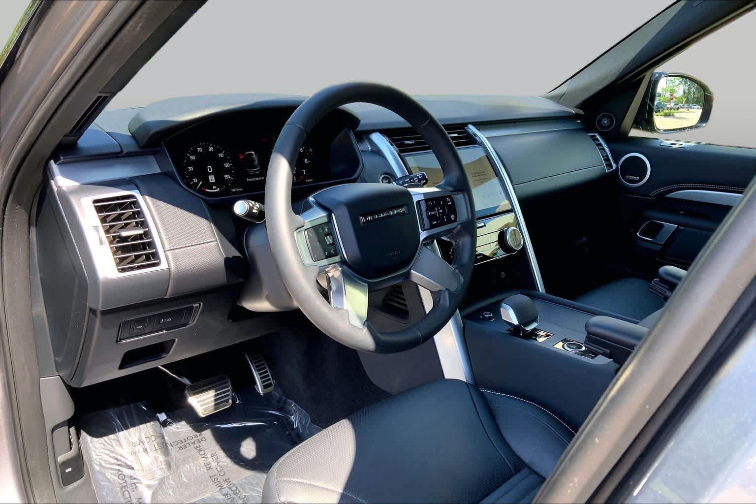 Used 2025 Land Rover Discovery Dynamic SE AWD/4WD image 31