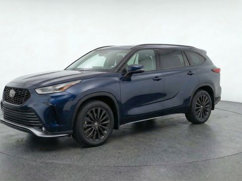 Used 2025 Toyota Highlander XSE image 3