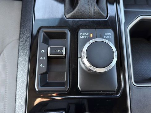 Used 2022 Toyota Tundra SR5 w/ SR5 Convenience Package AWD/4WD image 5